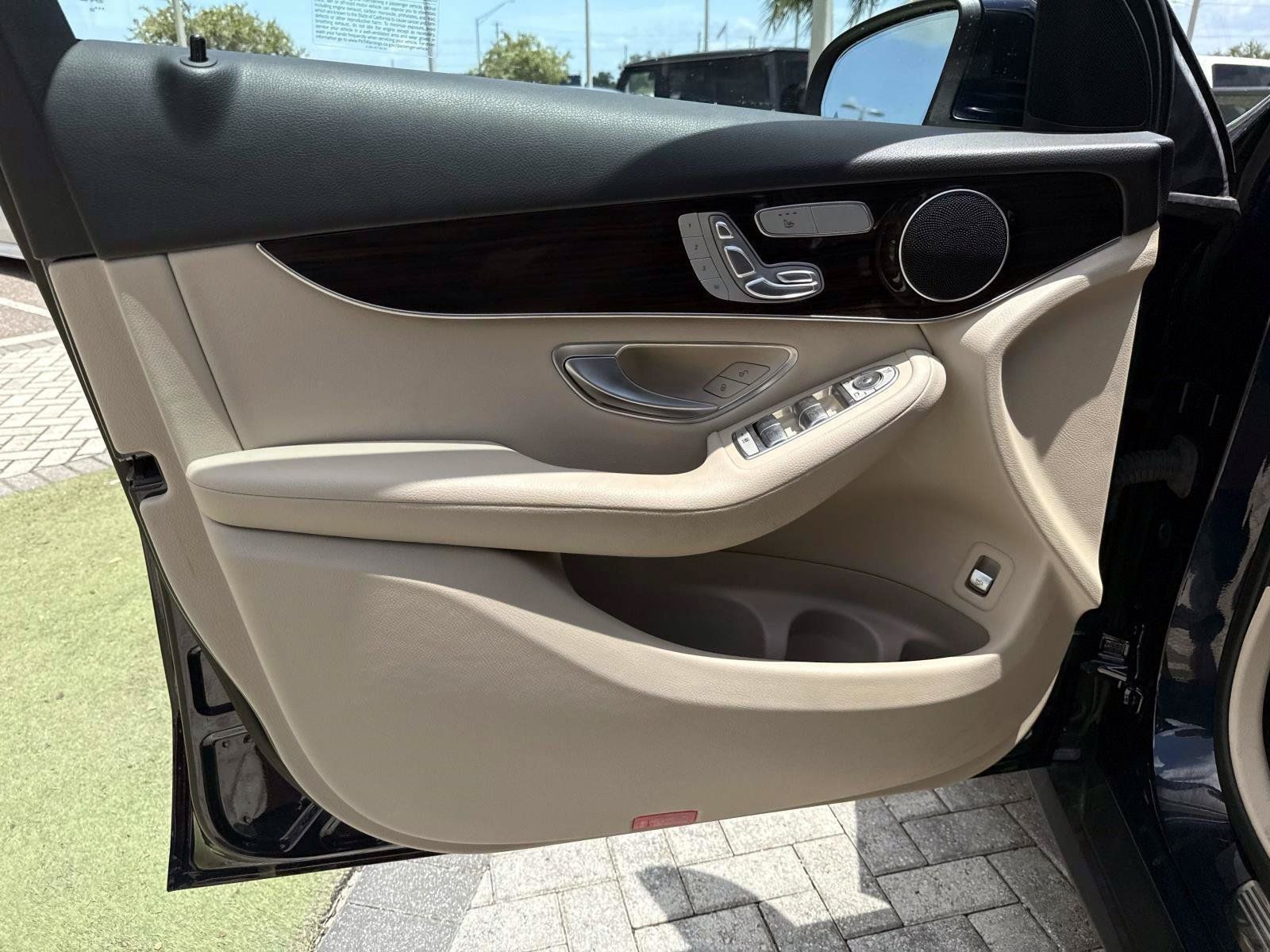 Used 2022 Mercedes-Benz GLC 300 image 17