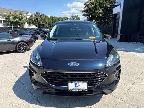 Used 2021 Ford Escape SE w/ SE Sport Appearance Package FWD image 2