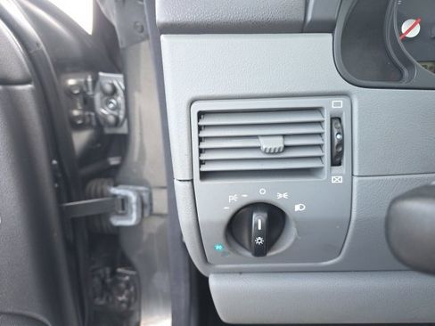 Used 2005 Chrysler Crossfire Limited image 12