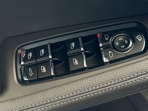 Certified 2025 Porsche Macan image 13