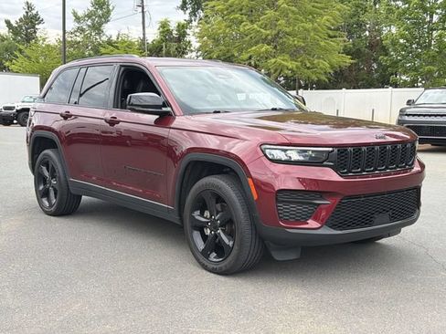 Used 2023 Jeep Grand Cherokee Altitude AWD/4WD image 6