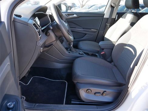 Certified 2025 Volkswagen Taos SE image 13