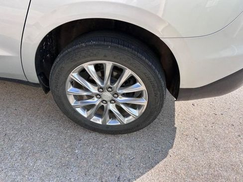 Used 2020 Buick Enclave Essence image 7