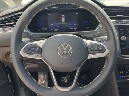 Certified 2023 Volkswagen Tiguan SE w/ Panoramic Sunroof Package FWD image 30