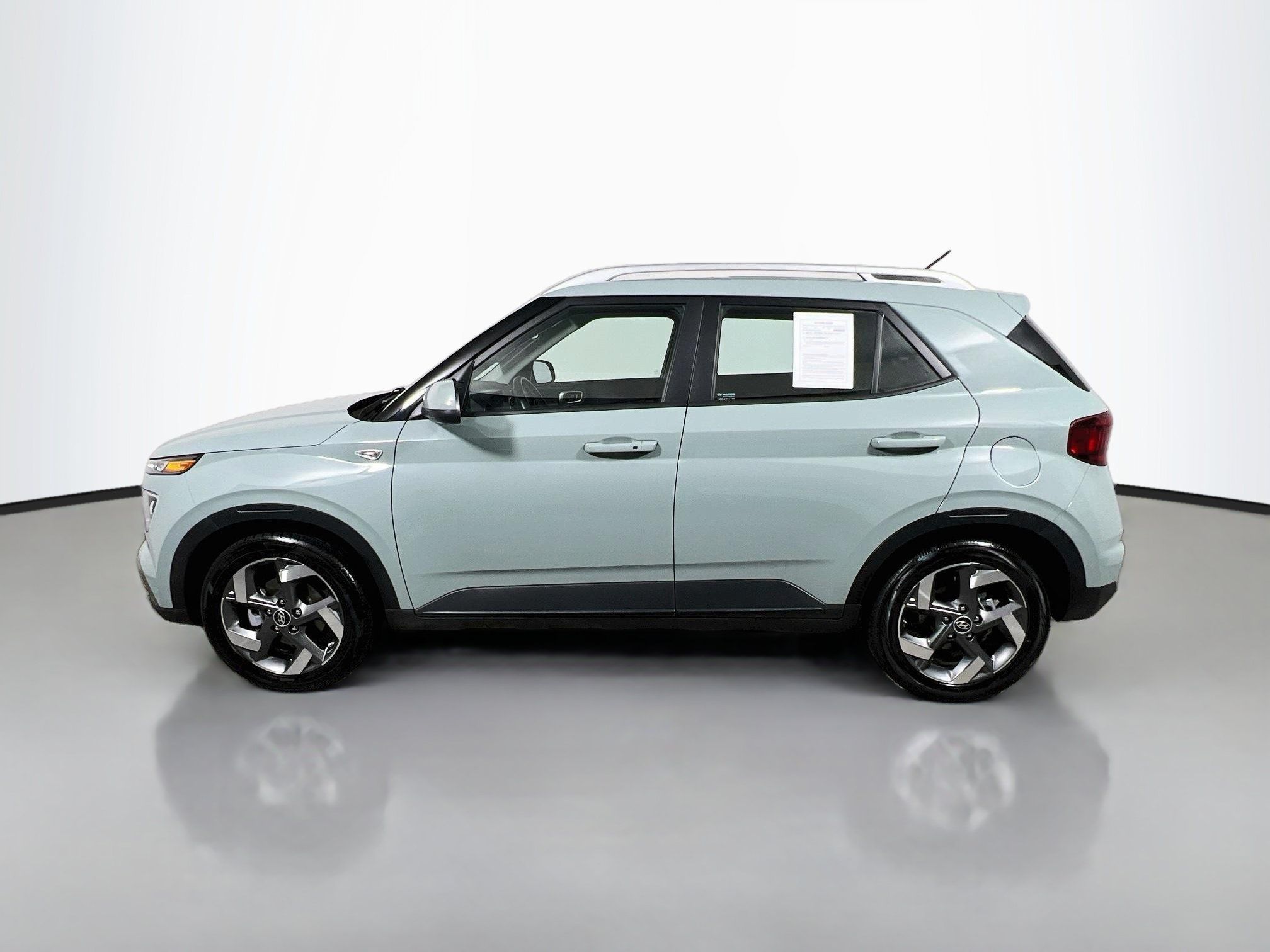 Used 2025 Hyundai Venue SEL FWD image 9