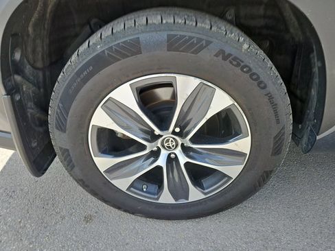 Used 2024 Toyota Highlander XLE AWD/4WD image 29