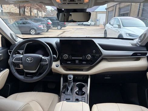 Used 2024 Toyota Highlander Limited image 34