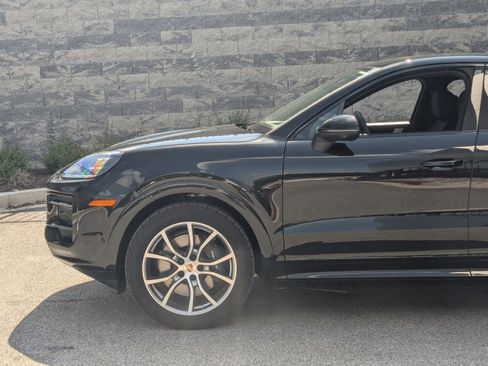 Used 2025 Porsche Cayenne Coupe AWD/4WD image 11