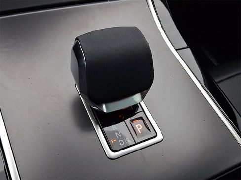 Used 2025 Land Rover Range Rover Velar Dynamic SE image 16