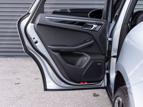 Certified 2025 Porsche Macan AWD/4WD image 25