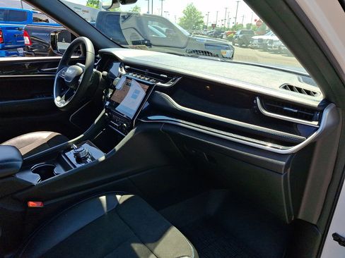 Used 2024 Jeep Grand Cherokee Trailhawk AWD/4WD image 11