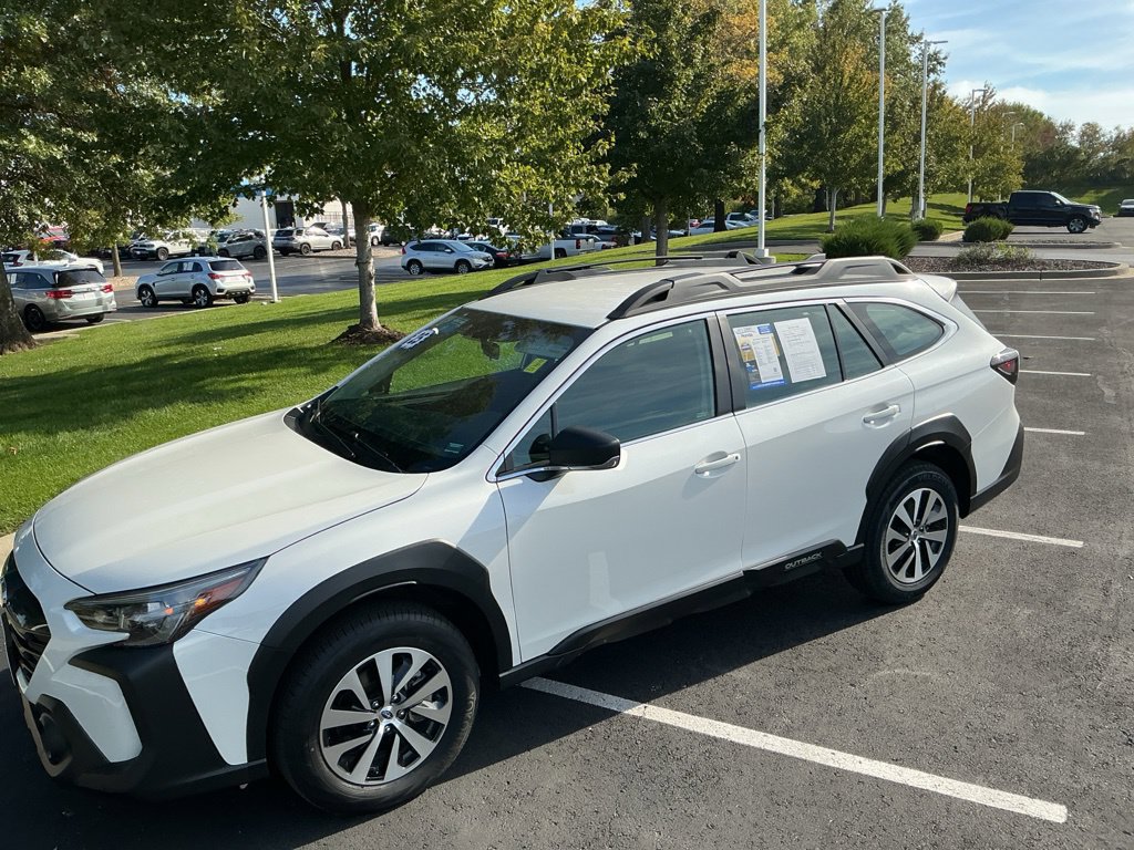 Used 2025 Subaru Outback AWD/4WD image 3