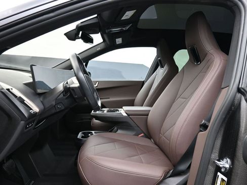 Used 2023 BMW iX xDrive50 w/ Sport Package image 10