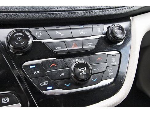 Used 2020 Chrysler Pacifica Limited w/ Advanced Safetytec Group FWD image 28
