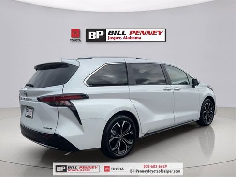 Used 2025 Toyota Sienna Platinum image 5