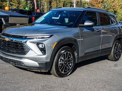 Used 2025 Chevrolet TrailBlazer LT image 2