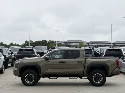 Used 2026 Toyota Tacoma TRD Off-Road AWD/4WD image 3