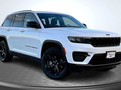 Used 2023 Jeep Grand Cherokee Altitude image 12