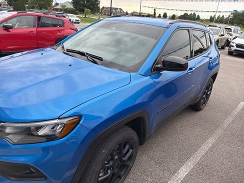 Used 2025 Jeep Compass Latitude w/ Convenience Group AWD/4WD image 1