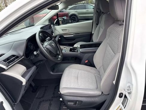 Used 2023 Toyota Sienna LE image 14