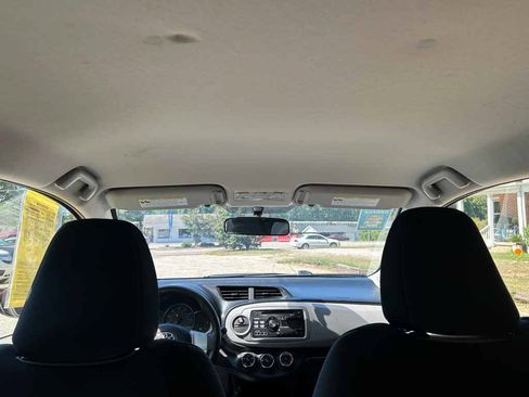 Used 2012 Toyota Yaris LE FWD image 11