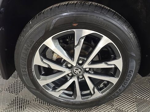 Used 2022 Toyota Corolla Cross XLE image 14