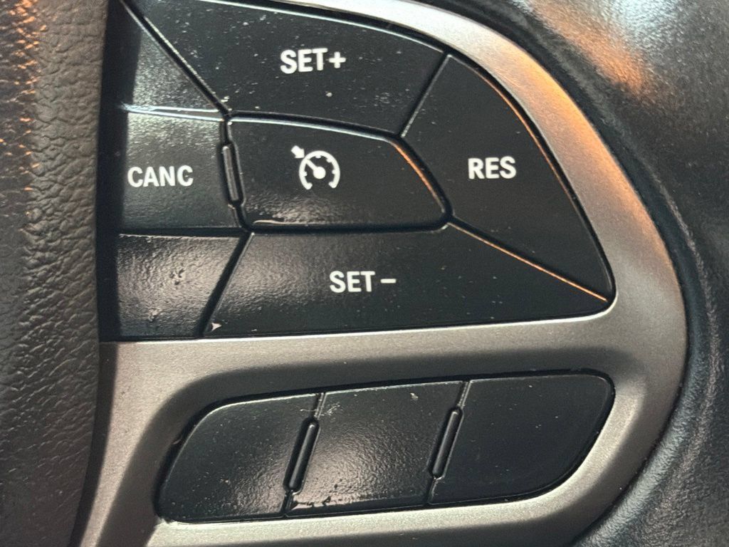 Used 2019 Jeep Cherokee Latitude Plus w/ Cold Weather Group AWD/4WD image 20