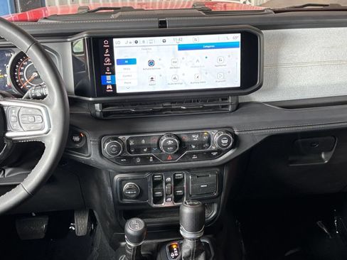 Used 2025 Jeep Wrangler Unlimited Sahara AWD/4WD image 17