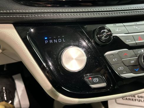 Used 2024 Chrysler Pacifica Select image 20