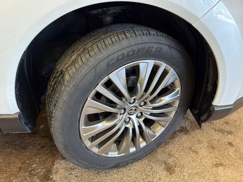 Used 2023 Toyota Venza Limited AWD/4WD image 12