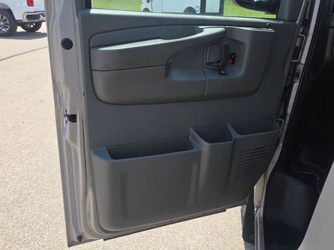 Used 2008 Chevrolet Express 1500 Passenger w/ LT Preferred Equipment Group RWD image 13