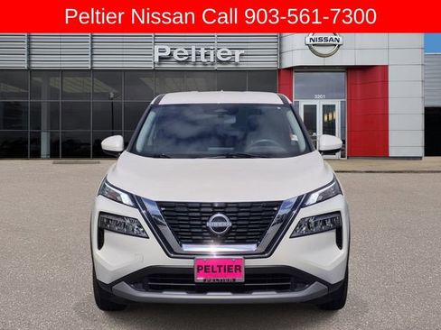 Used 2023 Nissan Rogue SV image 2