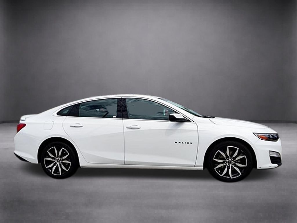 Used 2025 Chevrolet Malibu RS FWD image 3