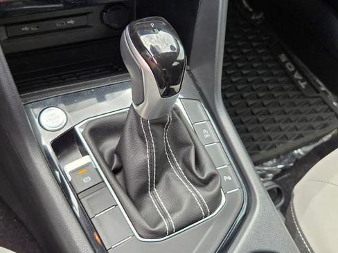 Certified 2025 Volkswagen Taos SE FWD image 24