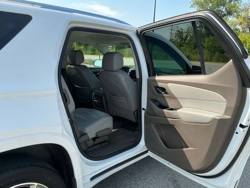 Used 2021 Chevrolet Traverse Premier FWD image 18