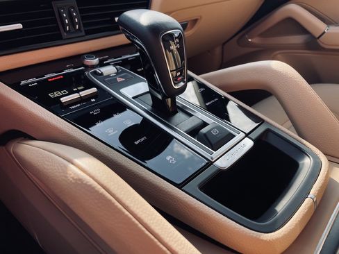 Used 2023 Porsche Cayenne Platinum Edition image 18