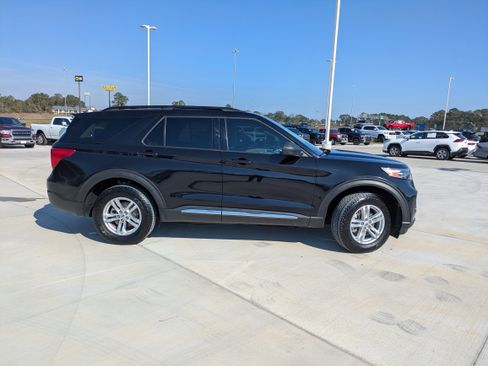 Used 2023 Ford Explorer XLT w/ Equipment Group 202A image 8