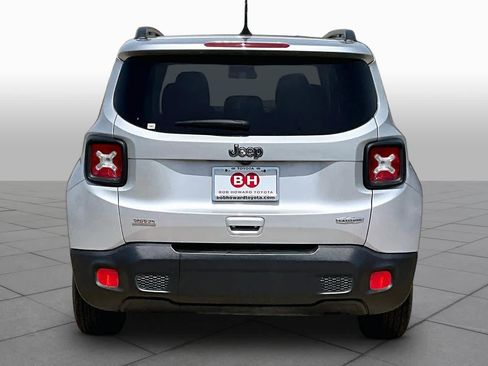 Used 2018 Jeep Renegade Latitude FWD image 5
