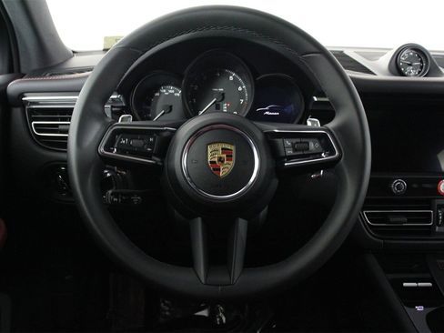 Used 2025 Porsche Macan image 12