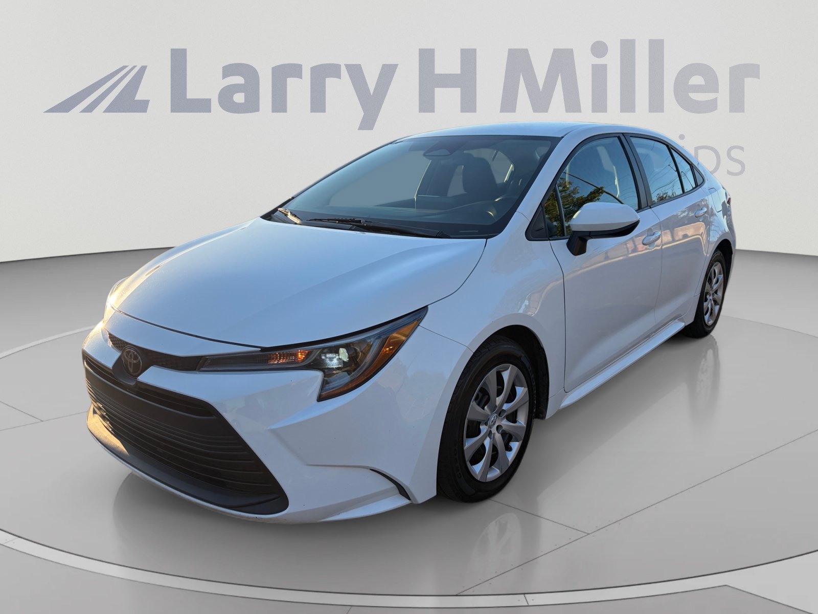 Used 2025 Toyota Corolla LE FWD image 1