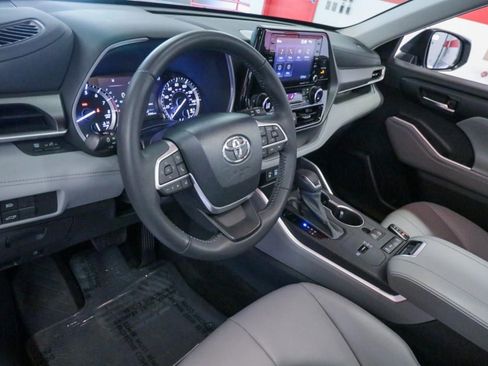 Used 2022 Toyota Highlander XLE FWD image 15