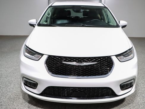 Used 2023 Chrysler Pacifica Touring-L FWD image 4