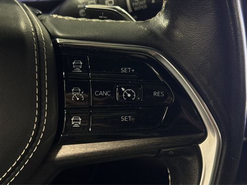 Used 2022 Jeep Grand Cherokee Overland w/ Luxury Tech Group IV AWD/4WD image 25