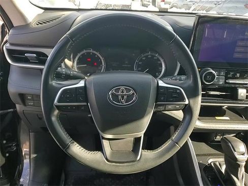 Certified 2023 Toyota Highlander XLE image 13