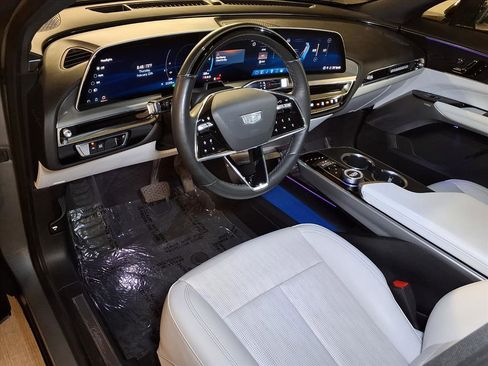 Certified 2024 Cadillac Lyriq Luxury image 3