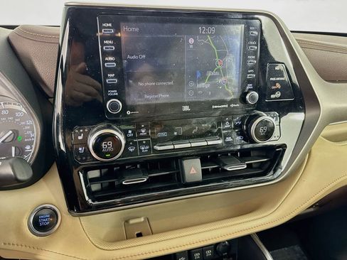 Used 2020 Toyota Highlander Limited FWD image 21