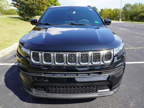 Used 2023 Jeep Compass Latitude w/ Convenience Group AWD/4WD image 2