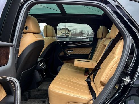 Used 2017 Bentley Bentayga image 23