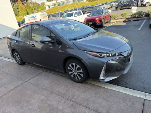 Used 2022 Toyota Prius Prime XLE FWD image 6