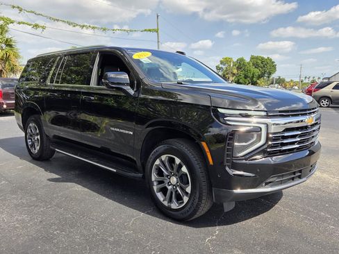 Used 2025 Chevrolet Suburban LT w/ Comfort Package RWD image 14